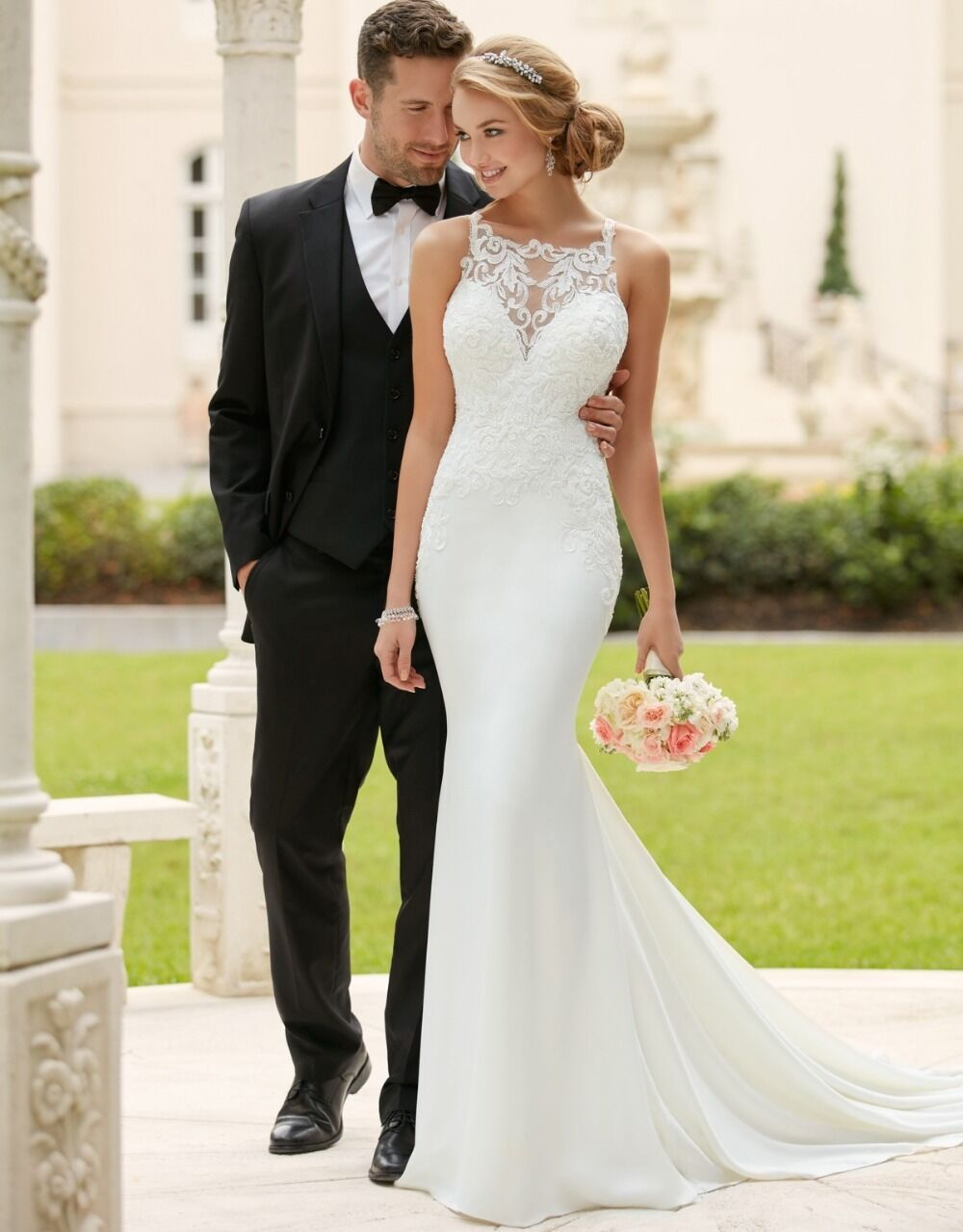 Simple Mermaid Bateau Neck Sleeveless Lace Appliqued Traditional Wedding Dress